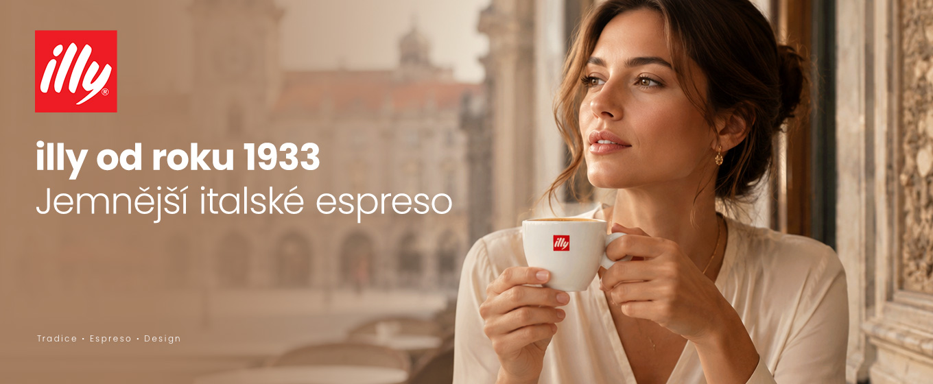Italská káva illy servírovaná v porcelánovém šálku v kavárně